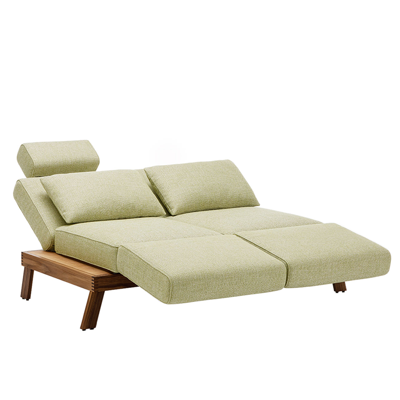 Sofa der Serie brühl lofoten Lounge mit Drehsitzen. Die Polster sind mit einem hellgrünen Stoff bezogen, das Untergestell ist in Eiche hell. Die Armlehnen sind nach vorne geschwenkt und senkrecht gestellt.