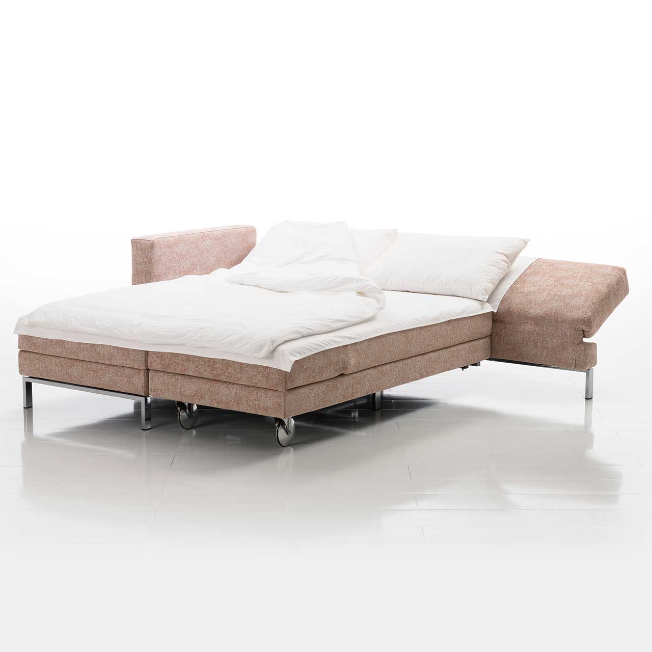 Eckgarnitur. Der Longchair wurde umgeschwenkt und steht parallel zum Anstellsofa, so dass eine Liegefläche entsteht.