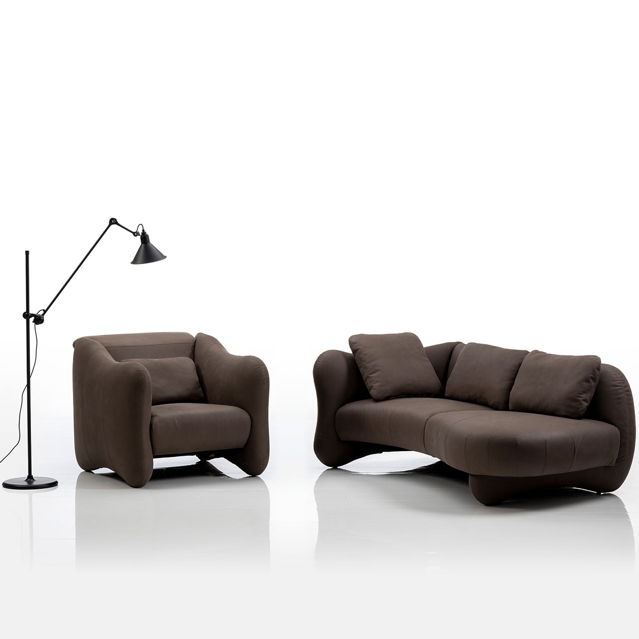 Braunes Openend. Daneben steht ein Sessel in passendem braun.