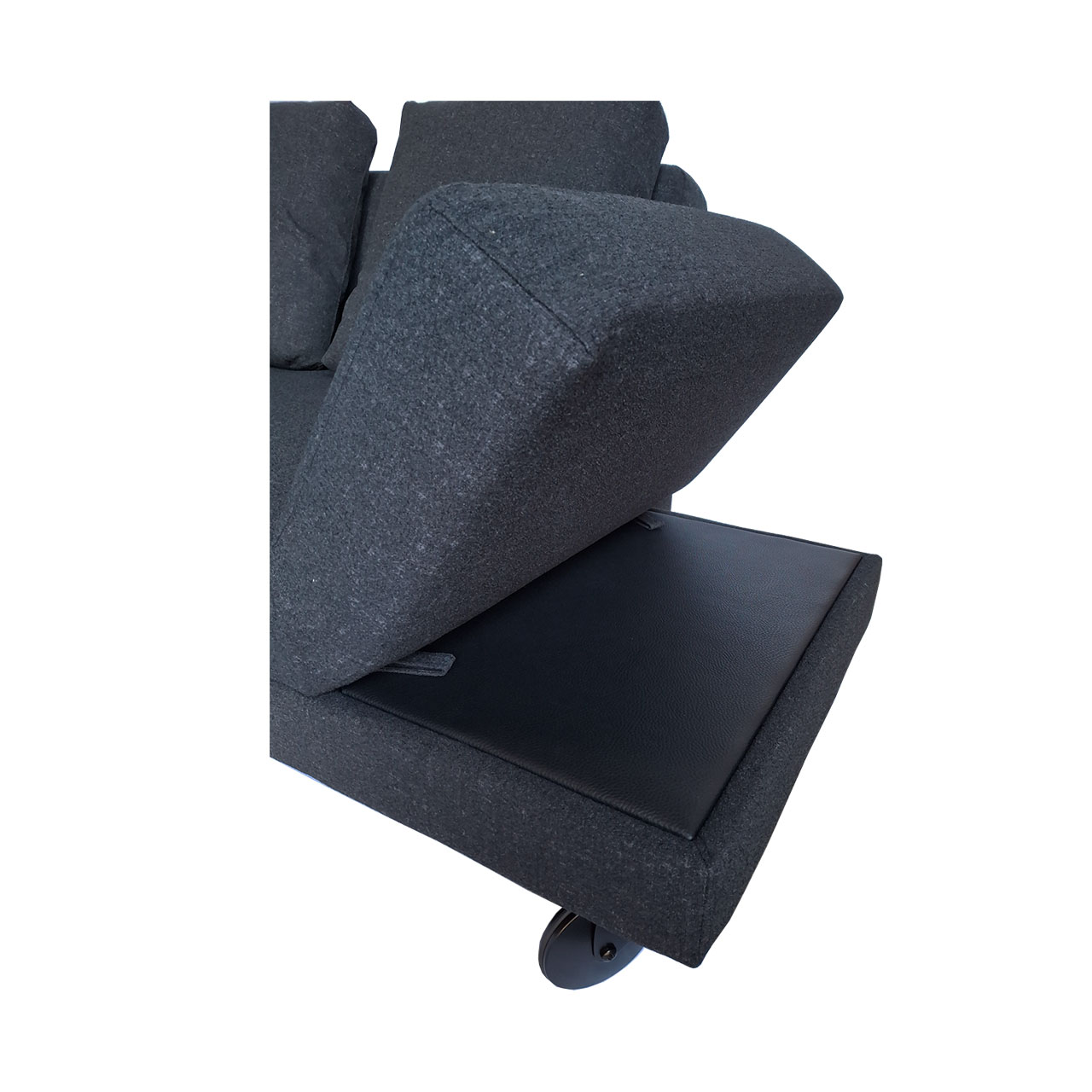 Detailsicht Multifunktionssofa four-two : Die Armlehne rechts ist halb aufgestellt. Darunter ist eine lederbezogene Ablagefläche zu erkennen.