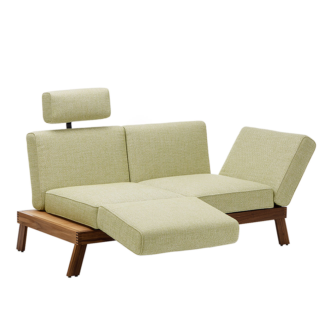 Sofa der Serie brühl lofoten Lounge mit Drehsitzen. Die Polster sind mit einem hellgrünen Stoff bezogen, das Untergestell ist in Eiche hell. Die Armlehnen sind nach vorne geschwenkt und senkrecht gestellt.