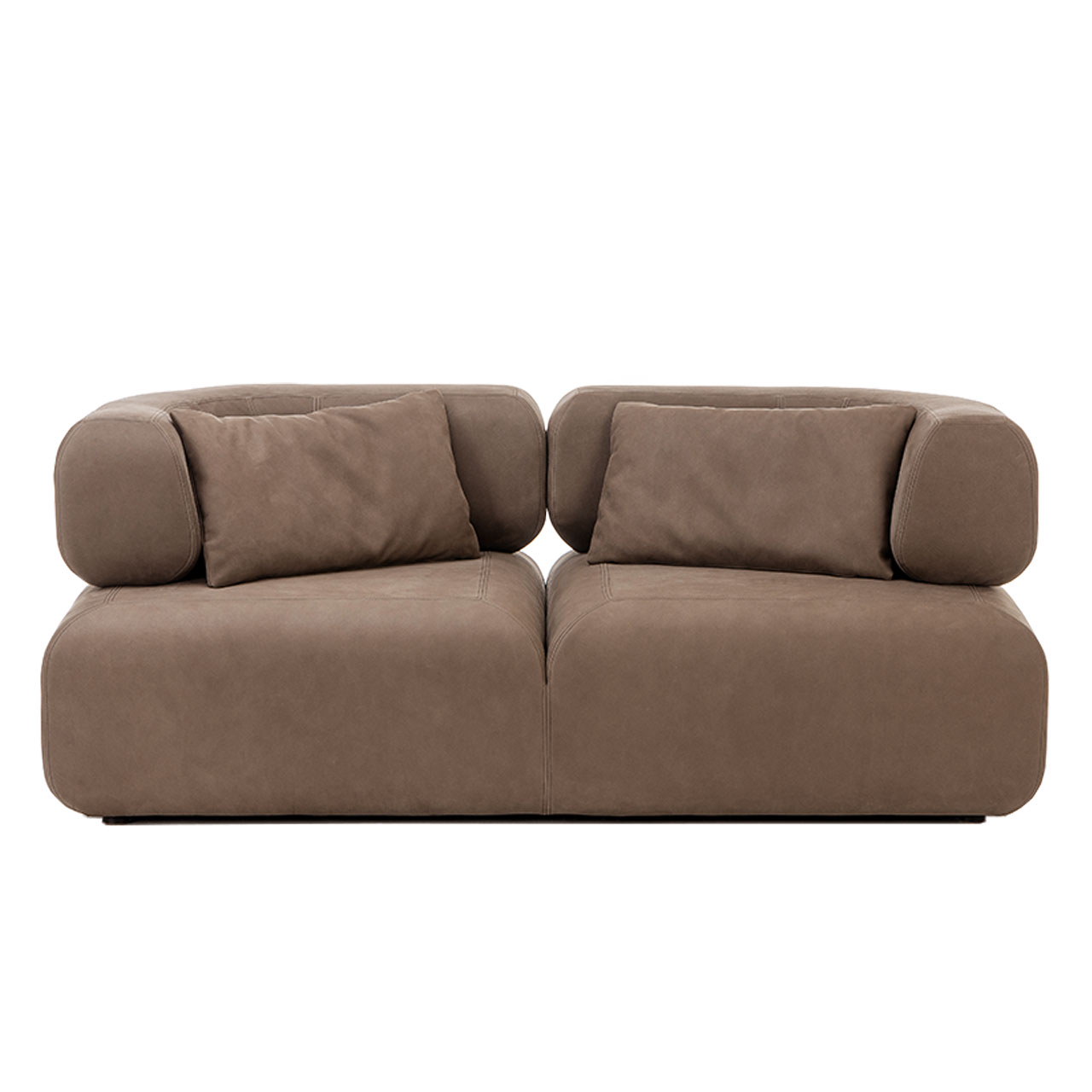 Frontansicht eines braunen Ledersofas. Das Sofa ist bodentief. Die Armlehnen sind kurz und reichen nicht bis an die Sitzkante. Auf dem Sofa liegen zwei rechteckige Kissen in gleicher Lederfarbe.