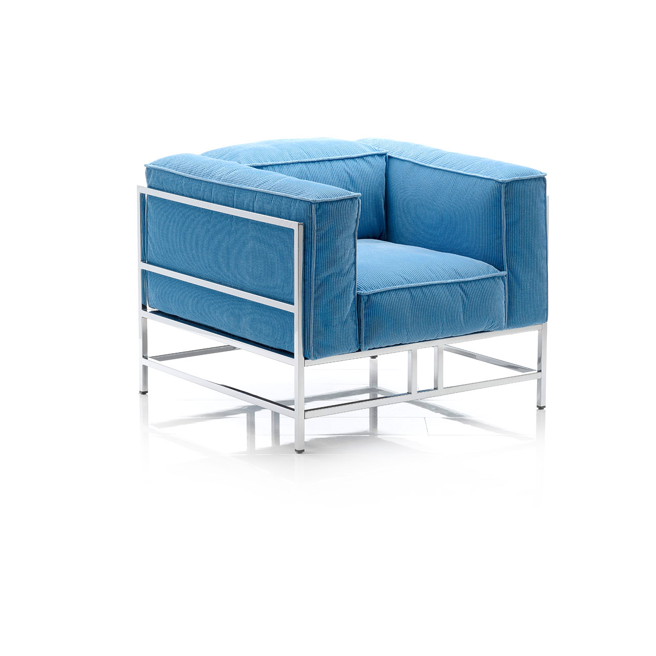 Sessel mit hellblauen Polstern und mit chrom glänzendem Untergestell.
