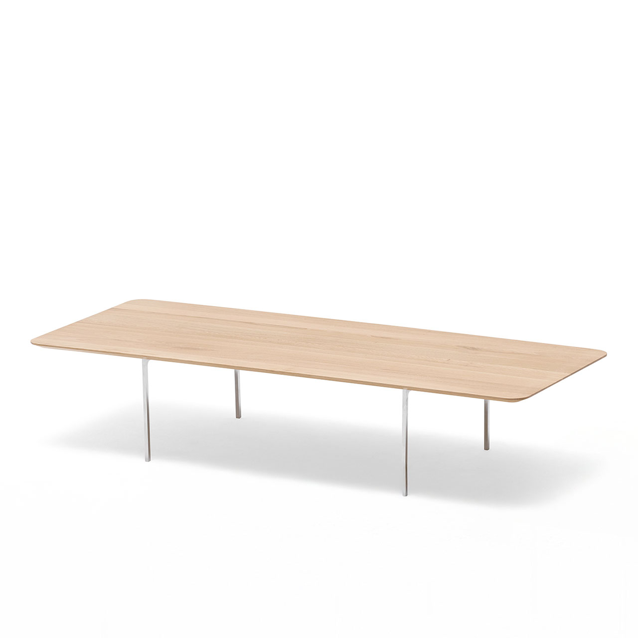 Rechteckiger Couchtisch mit heller Holzplatte und schmalen Metallfüßen