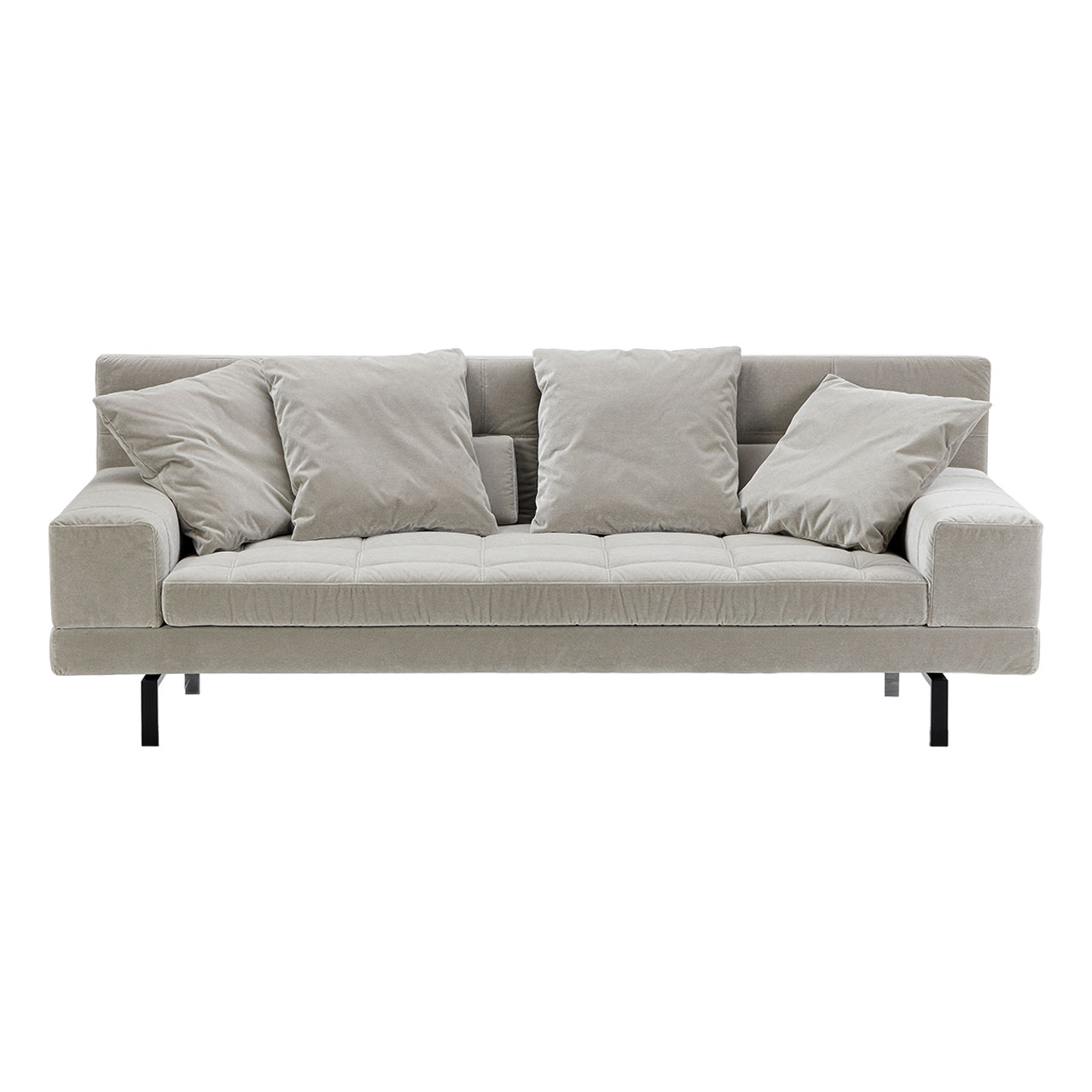 Graues Sofa mit niedrigen, breiten Armlehnen. Auf dem Sofa liegen vier quadratische Kissen.