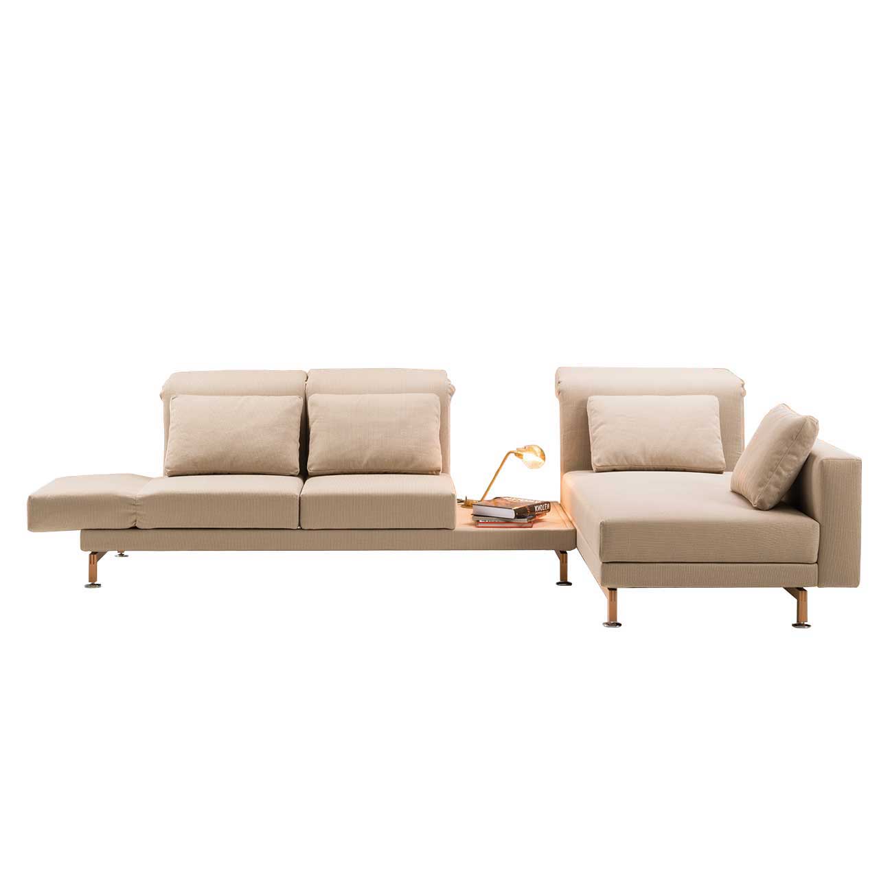 Eckgarnitur in hellbraunem Stoff mit Longchair rechts und mit Ablagefläche zwischen Longchair und Anstellsofa.