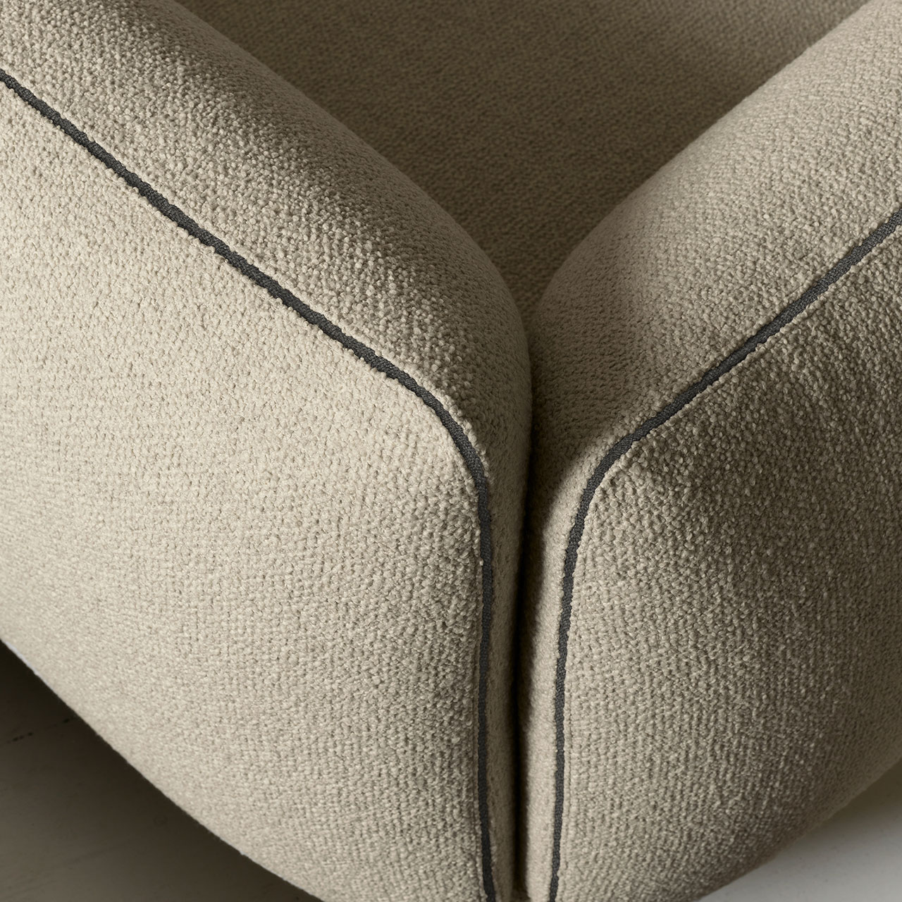 Detailaufnahme eines farblich sich absetzenden Nahtbandes (dunkel an hellem Sofa)