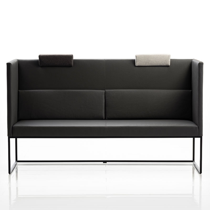 Bank belami high in schwarzem Leder.