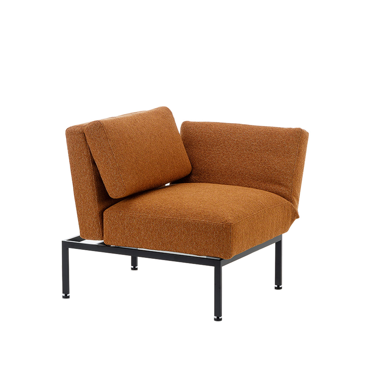 Der Multifunktionssessel der Serie roro small soft mit einer Armlehne rechts in orange-braunem Stoff.