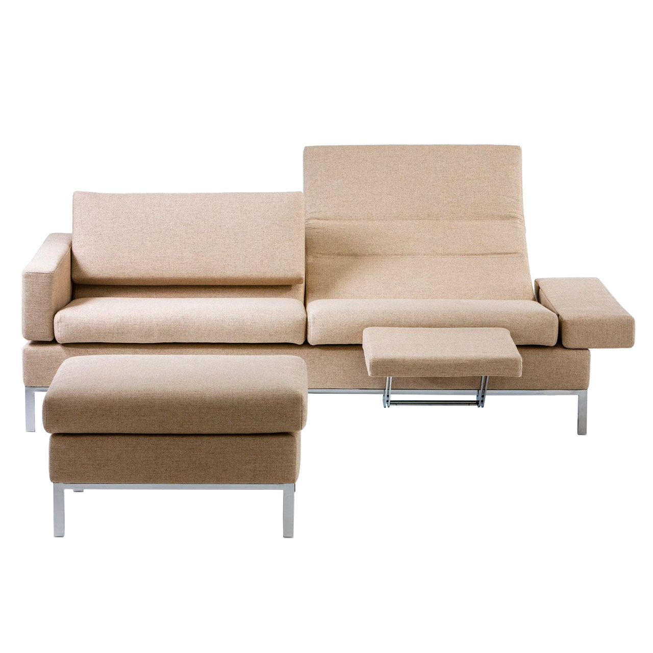 2-sitziges Sofa in beigem Stoff. Am rechten Sitzplatz ist die Rückenlehne halb abgesenkt und eine Fußstütze hochgeklappt. Vor dem linken Sitzplatz ist ein Hocker angestellt.
