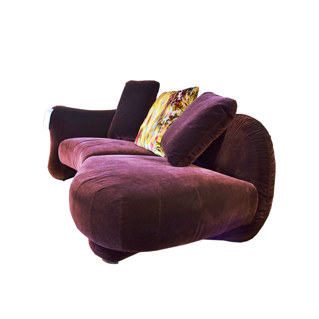 Geschwungenes Openend mit Armlehne links in aubergine mit 3 Kissen.