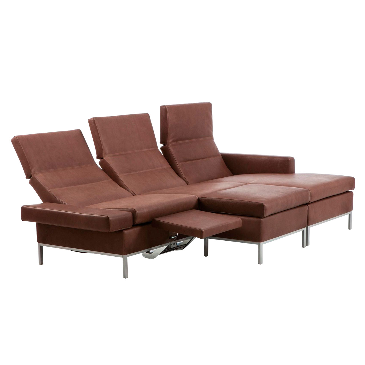 Leicht schräge Sicht auf eine dunkelbraune Ledergarnitur mit Longchair rechts und Anstellsofa links. Die Rückenlehnen sind halb abgesenkt. Am Sitzplatz links außen ist eine Fußstütze vorgeklappt. Vor dem mittleren Sitzplatz ist ein Hocker angestellt.