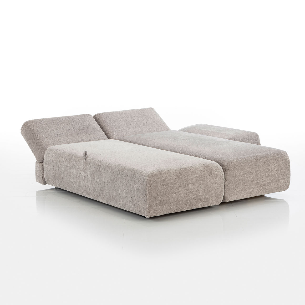 Bodennahes beiges Eckofa mit Drehsofa links und Longchair rechts. Das Drehsofa ist zum Longchair vorgeschwenkt.