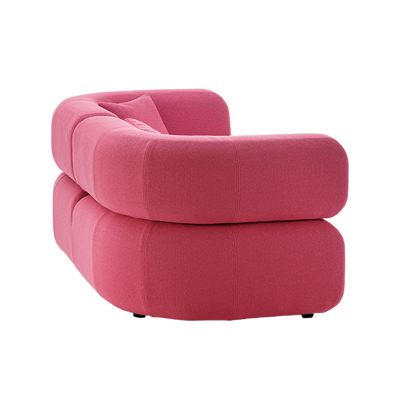 Seitensicht auf ein zweisitziges rotes Sofa der Serie all together. Die Armlehne ist lang und umschließt das ganze Möbel.