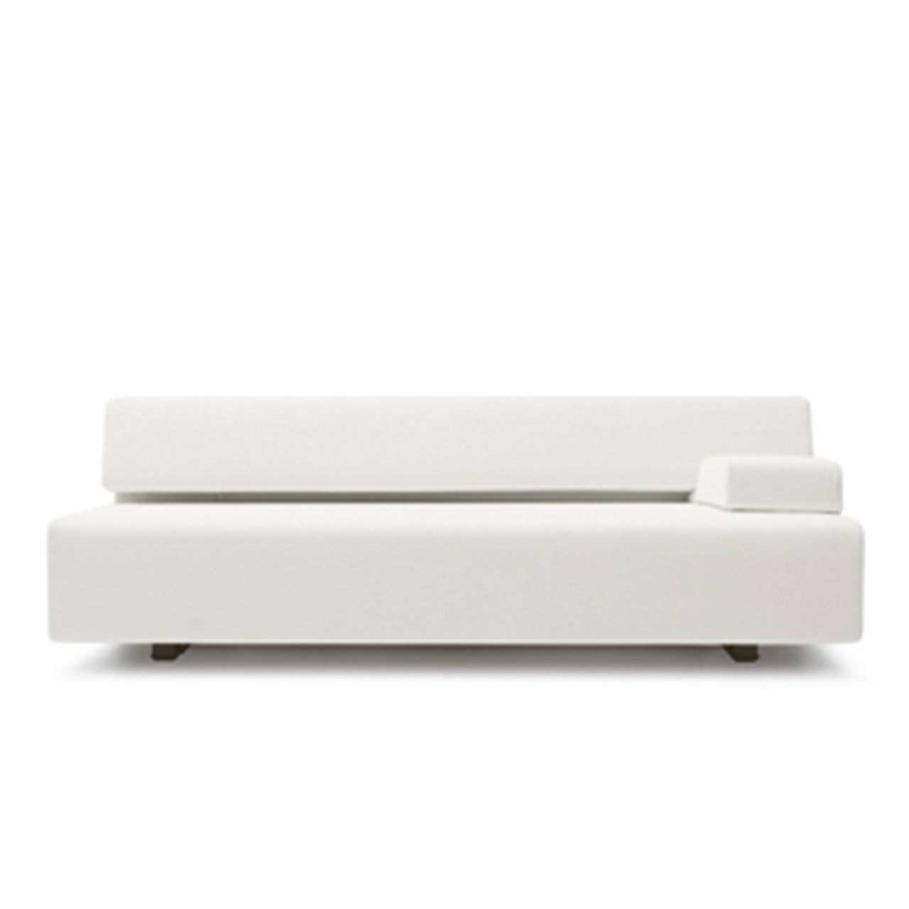 Sofa aus weißem Stoff mit Armlehnkissen rechts.