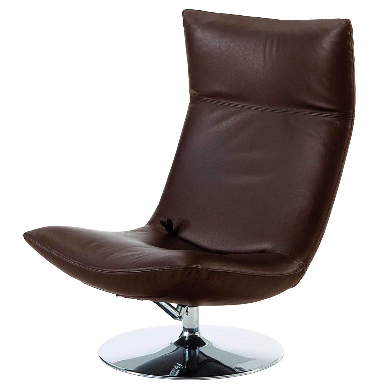 Drehsessel ohne Armlehnen. Der Sessel ist mit einem dunkelbraunen Leder bezogen. Der Sessel steht auf einem chrom glänzenden Drehteller.