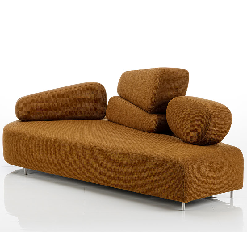 Braunes Sofa ohne Armlehnen. Der Rücken besteht aus vier unterschiedlich geformten Polsterelementen.