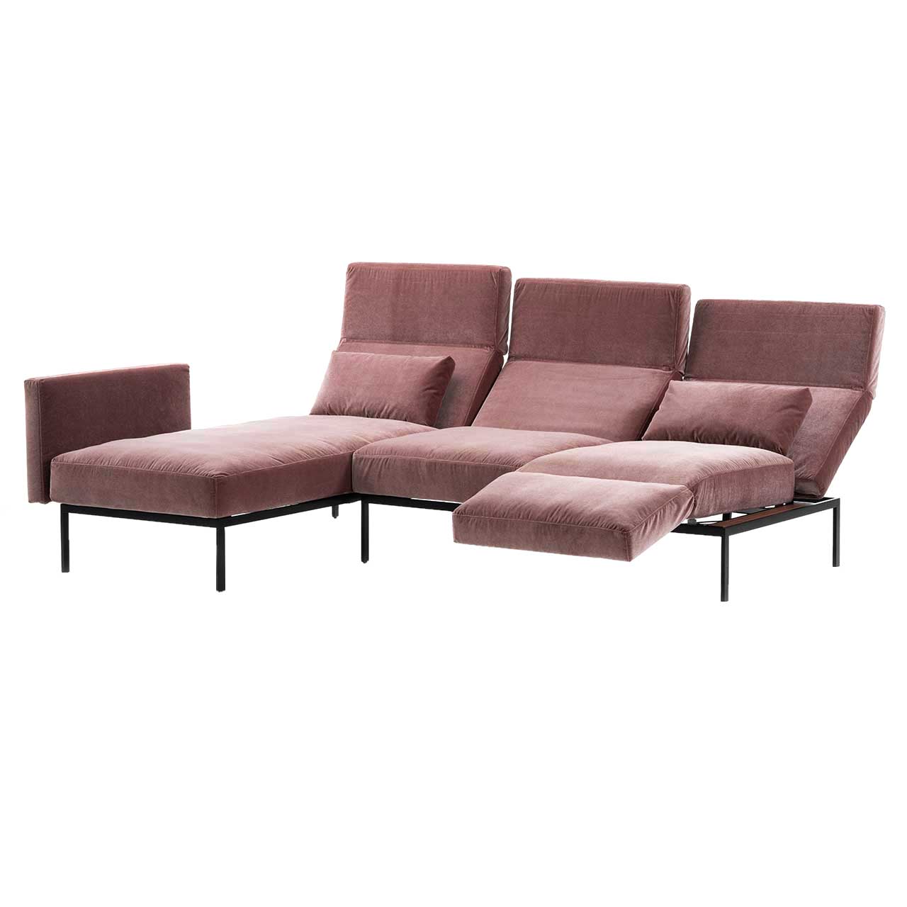 Eckgarnitur der Serie roro medium soft mit Longchair links und Anstellsofa rechts in Stoff. Die Rückenlehnen sind aufgefaltet und zur Relaxposition abgesenkt, die Armlehne rechts ist zur Fußstütze umgeschwenkt.