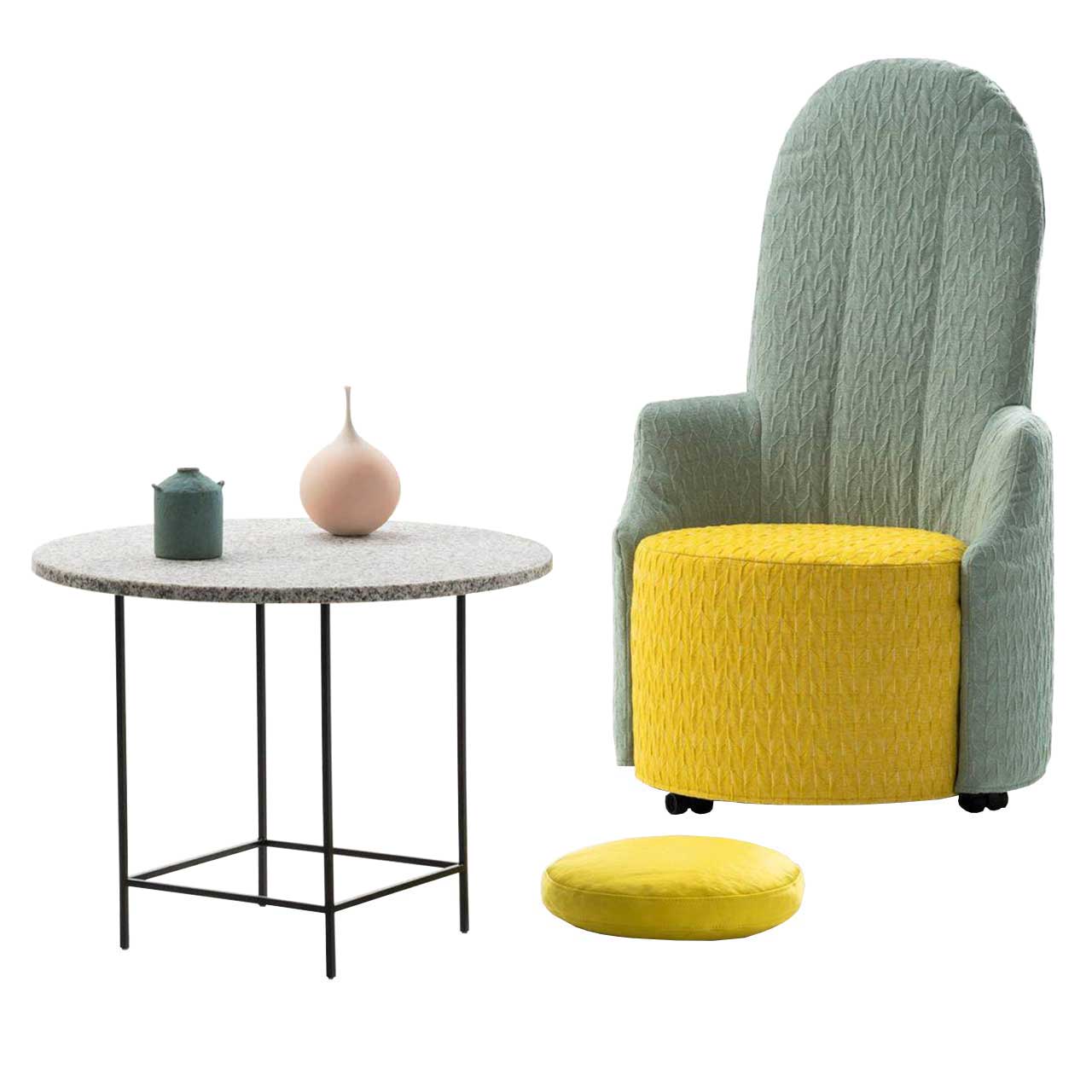 Ein Hochlehnsessel mit einer runden, gelben Sitzbasis. Rücken und Armlehnen sind in einem hellen moosgrün und umschließen die Sitzbasis in einem Stück. Der Sessel steht auf Kunststoffrollen. 