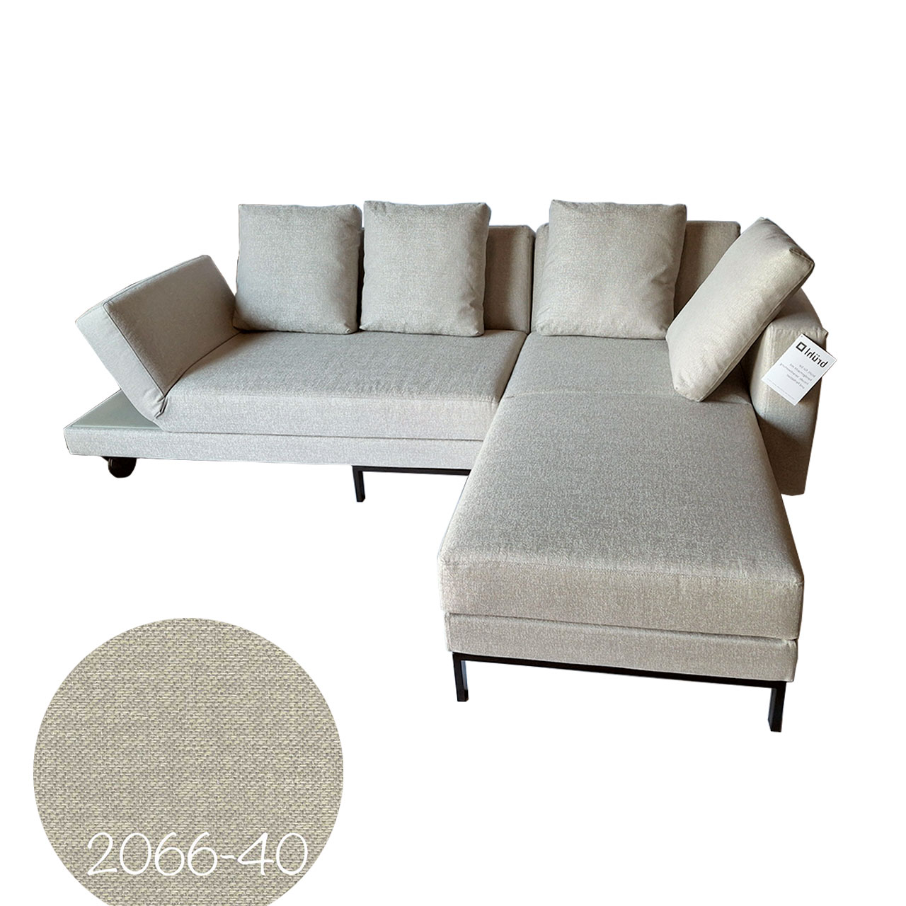 Beiges mit Stoff bezogenes Ecksofa von brühl mit Recamiere rechts.