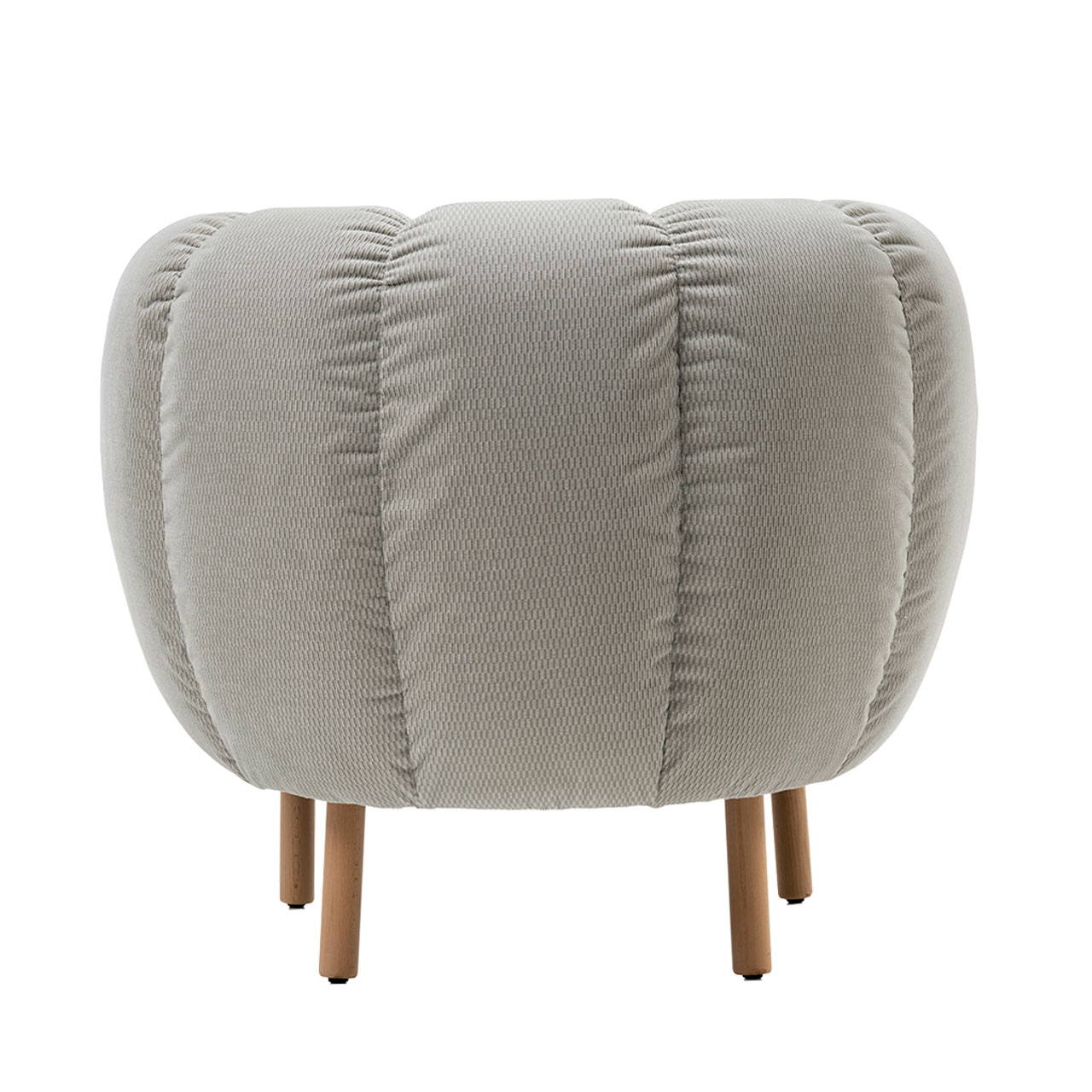 Rückansicht auf einen Sessel der Serie brühl magnolia. Der Sessel ist mit einem weißen Stoff bezogen, die Füße sind aus Holz. Der Rücken ist in vertikale Segmente gegliedert. 