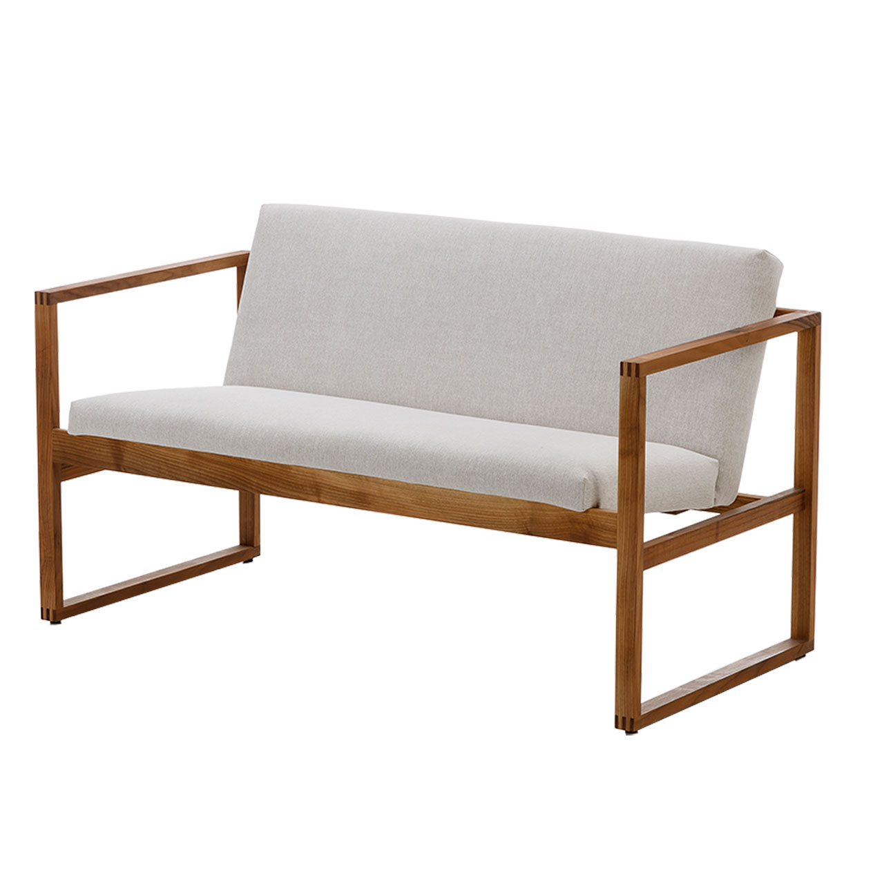 Seitliche Sicht auf eine Sitzbank mit Rückenlehne. Das Untergestell ist aus warmem Holz gefertigt. Sitz- und Rückenfläche sind mit einem naturweißen Stoff bezogen.