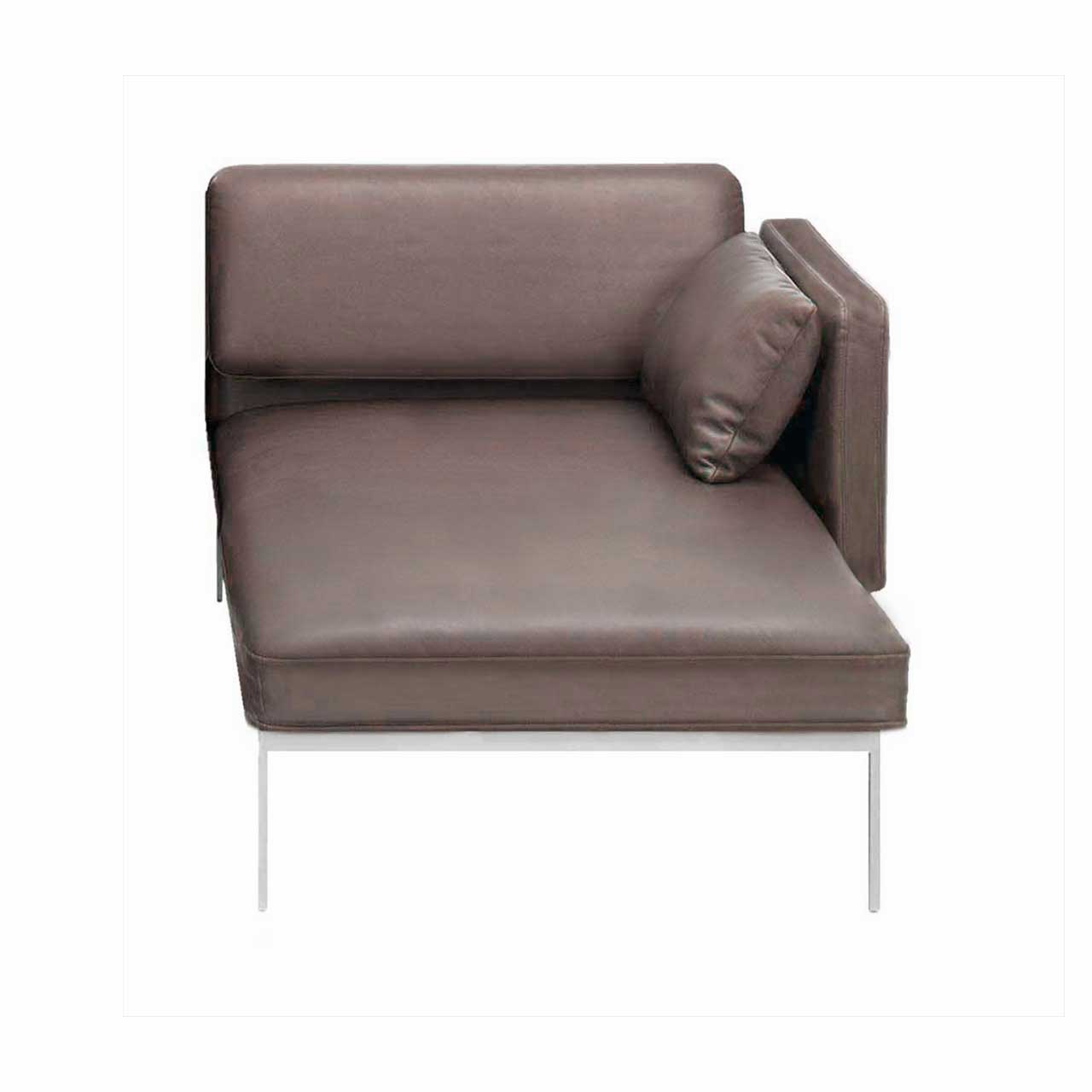 Der Longchair der Serie roro small soft mit verschiebbarer Armlehne rechts in braunem Leder.