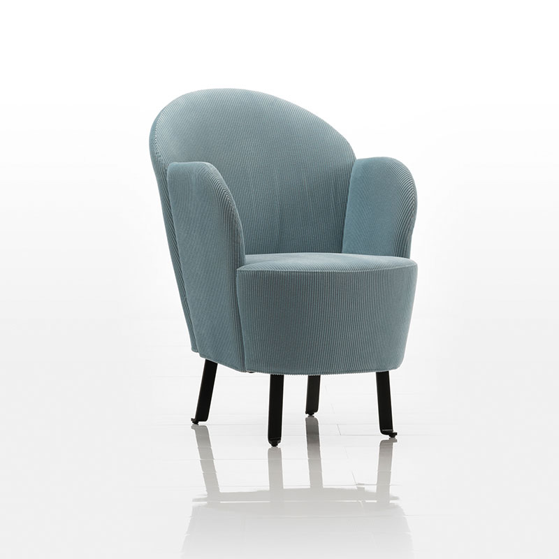 Rund gescchwungener Sessel in hellblauem Stoff mit Beinen in schwarzem Flachstahl.