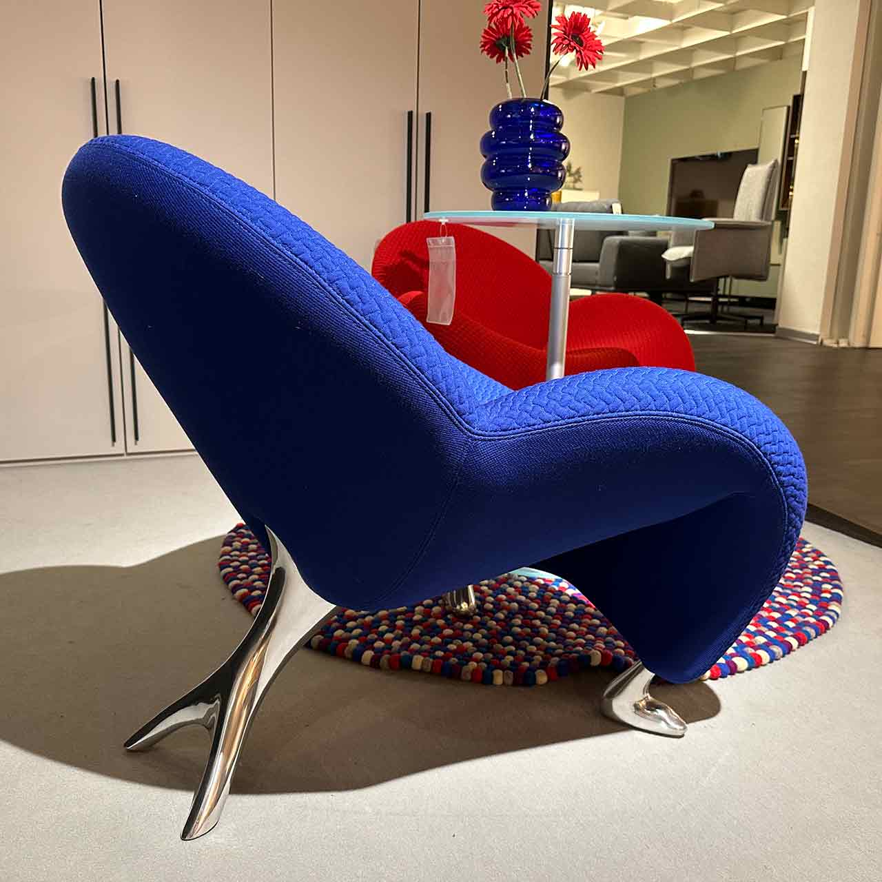 Die Seitenaufnahme zeigt deutlich die Füße, hinten Astartig, vorne Tierfüßen nachempfunden.