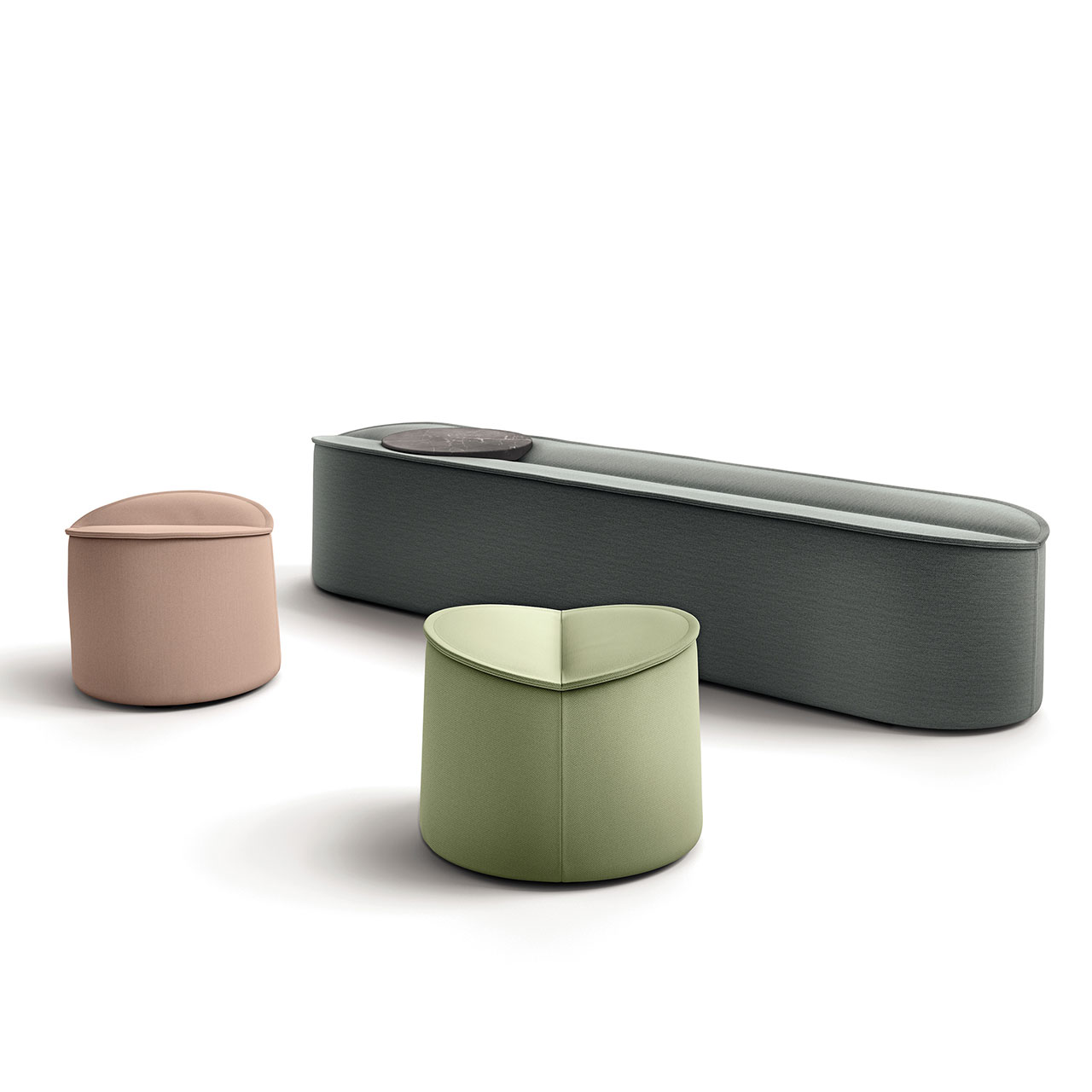 Zwei Hocker vor einer Bank