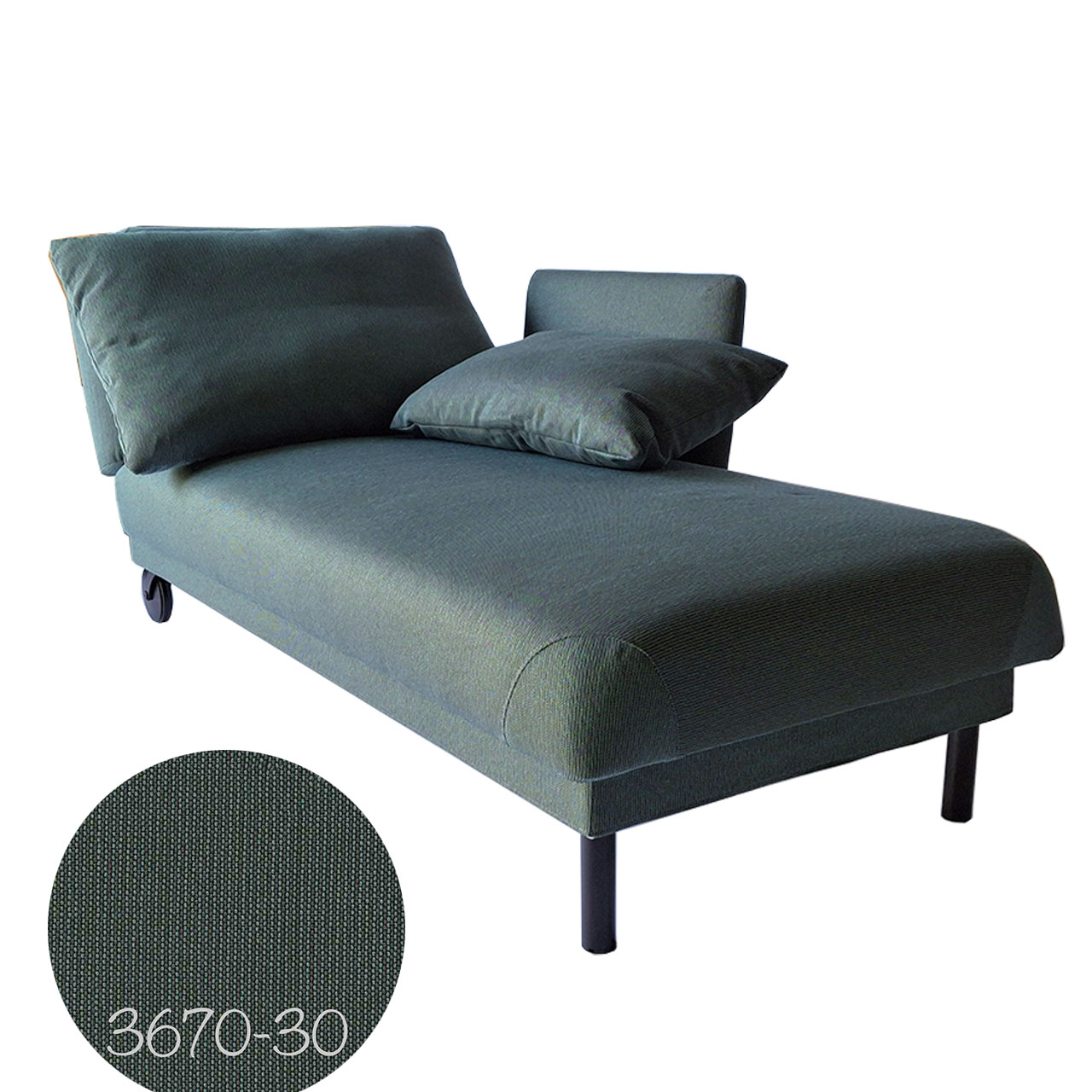 Recamiere der Serie tam von brühl in dunkelgrünem Stoff mit Armlehne rechts und zwei Kissen.