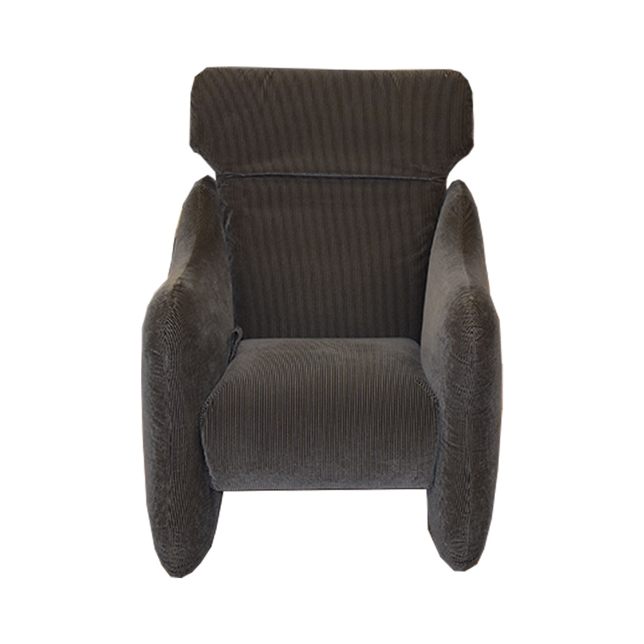 Dunklebrauner Sessel mit geschlossenen Armlehnen und hochgeklappter Kopfstütze.