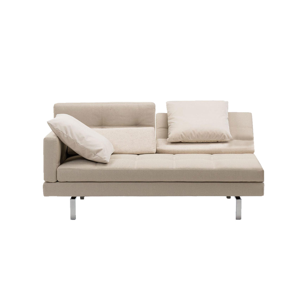 Weißes Anstellsofa von brühl amber mit schmaler Armlehne auf der linken Seite.