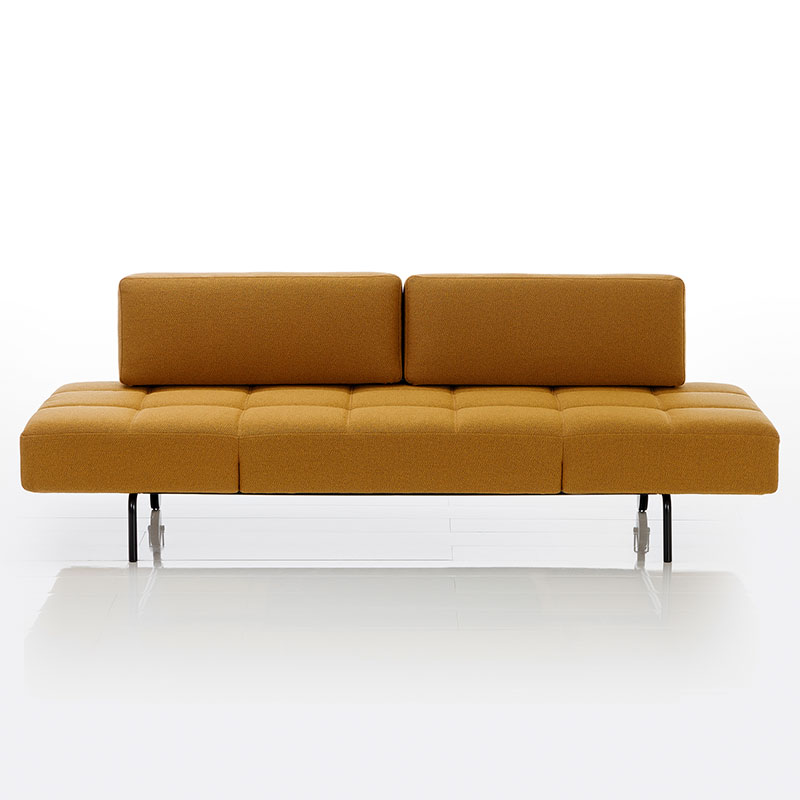 Sofa ohne Armlehnen. Die Rückenlehne besteht aus zwei kubischen Kissen. Die Sitzfläche ist dreigeteilt.