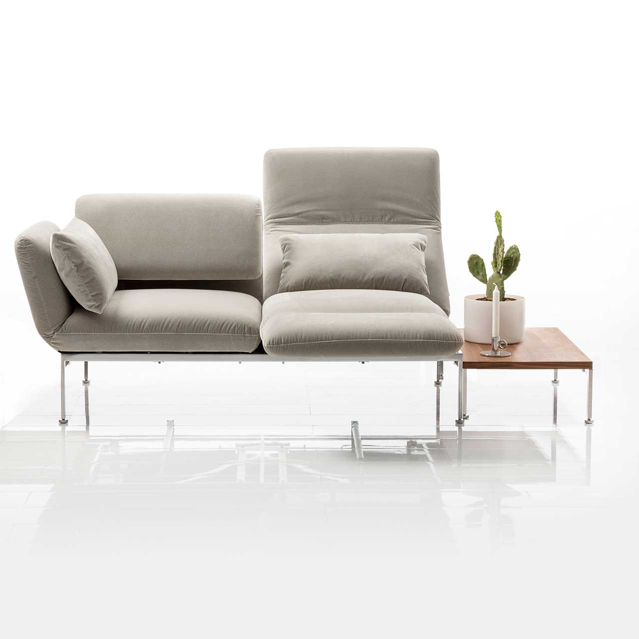 Sofa der Serie roro medium classic mit Zusatztisch rechts in Nussbaum.