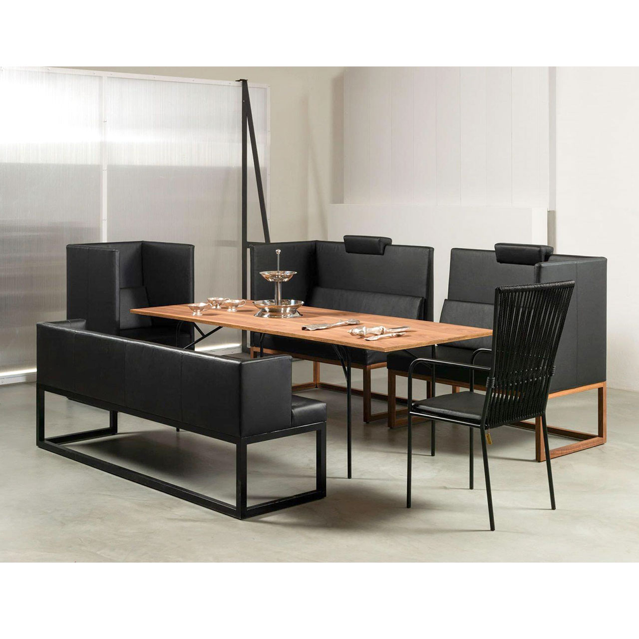 Ambientebild: Esstisch mit Polsterbänken der Serie belami high und low an den langen Tischseiten. An der hinteren kurzen Tischseite steht ein Sessel der Serie belami high.