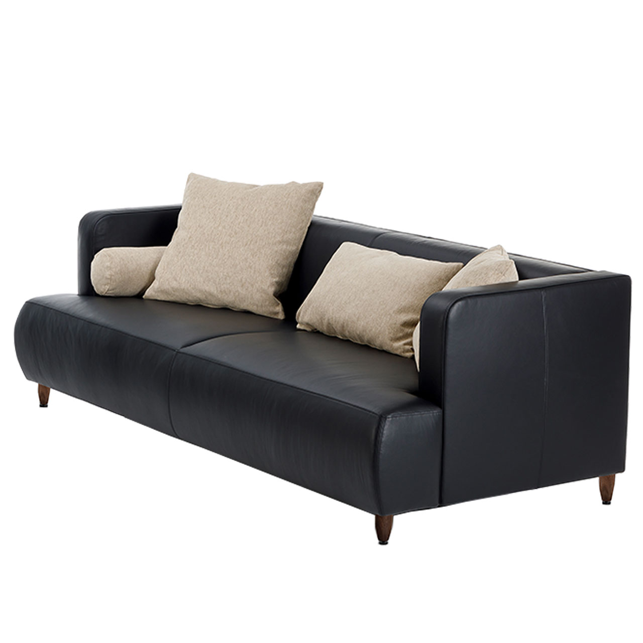 Schwarzes Ledersofa mit konischen Holzfüßen. Auf dem Sofa liegen vier Kissen in einem hellen Stoff.