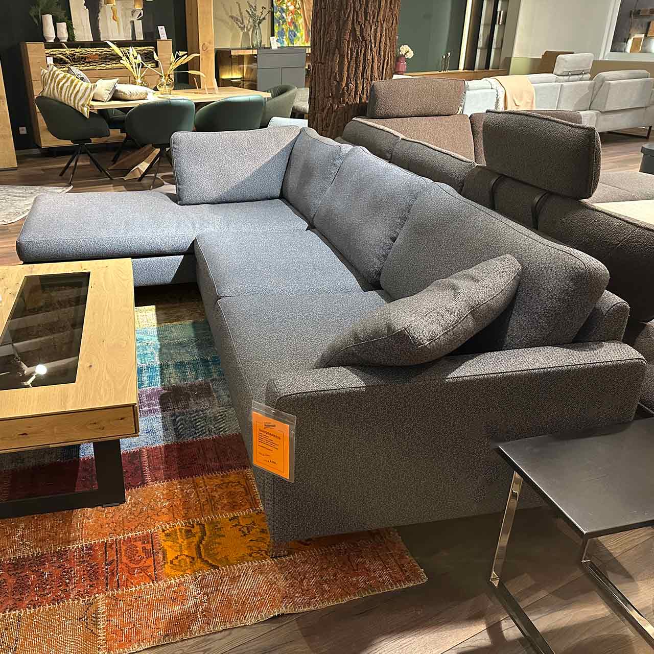 Gleiches Sofa von der Seite mit Sitzelementen aus fotografiert