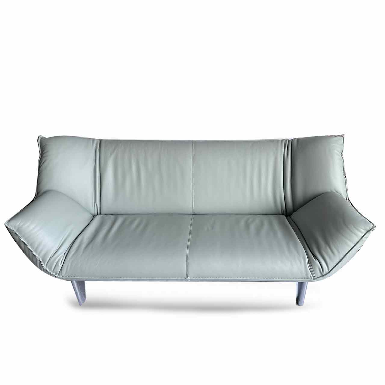 Sofa mit glänzenden Alufüßen aus hellem Leder