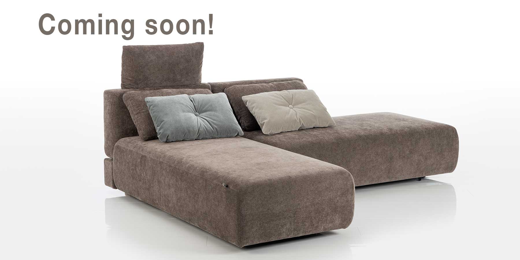 Braunes bodennahes Ecksofa mit Longchair links.