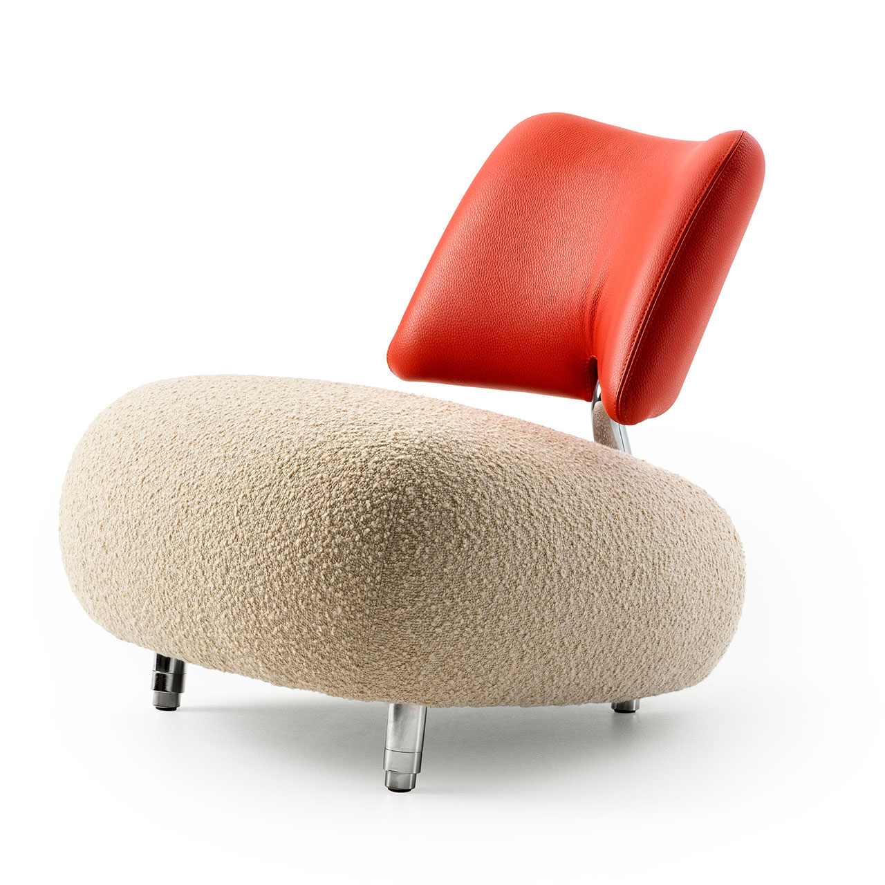 Sessel mit Sitz aus flauschigem beigen Stoff und Lehne aus rotem Leder.