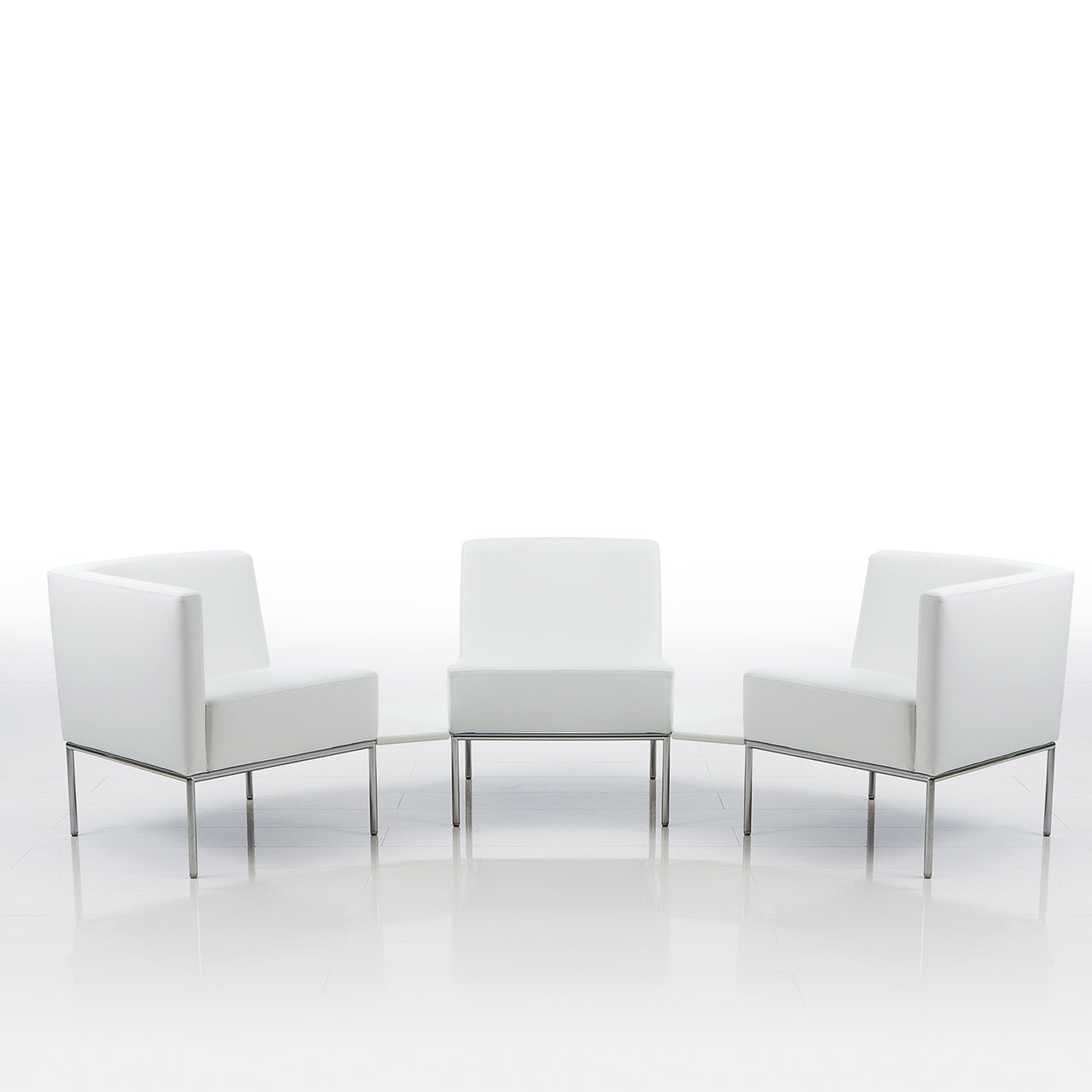 Bogenförmige Sitzgruppe von brühl add1 bestehend aus drei Sesseln in weißem Stoff. Die Sessel sind durch trapezförmige Tablars miteinander verbunden.