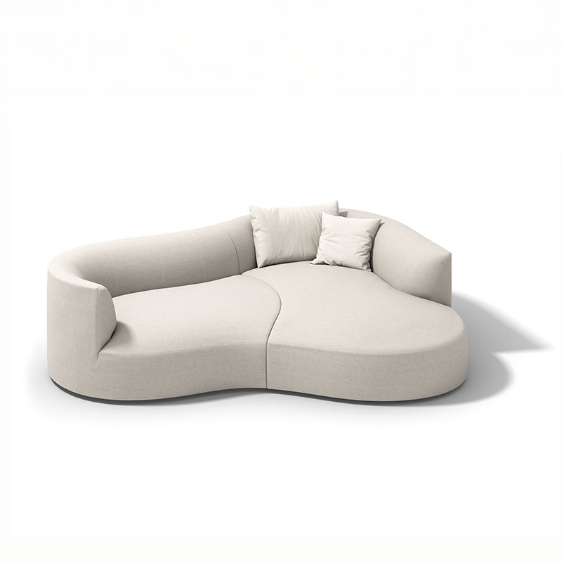 Bodennahes, geschwungenes Sofa in weißem Stoff.
