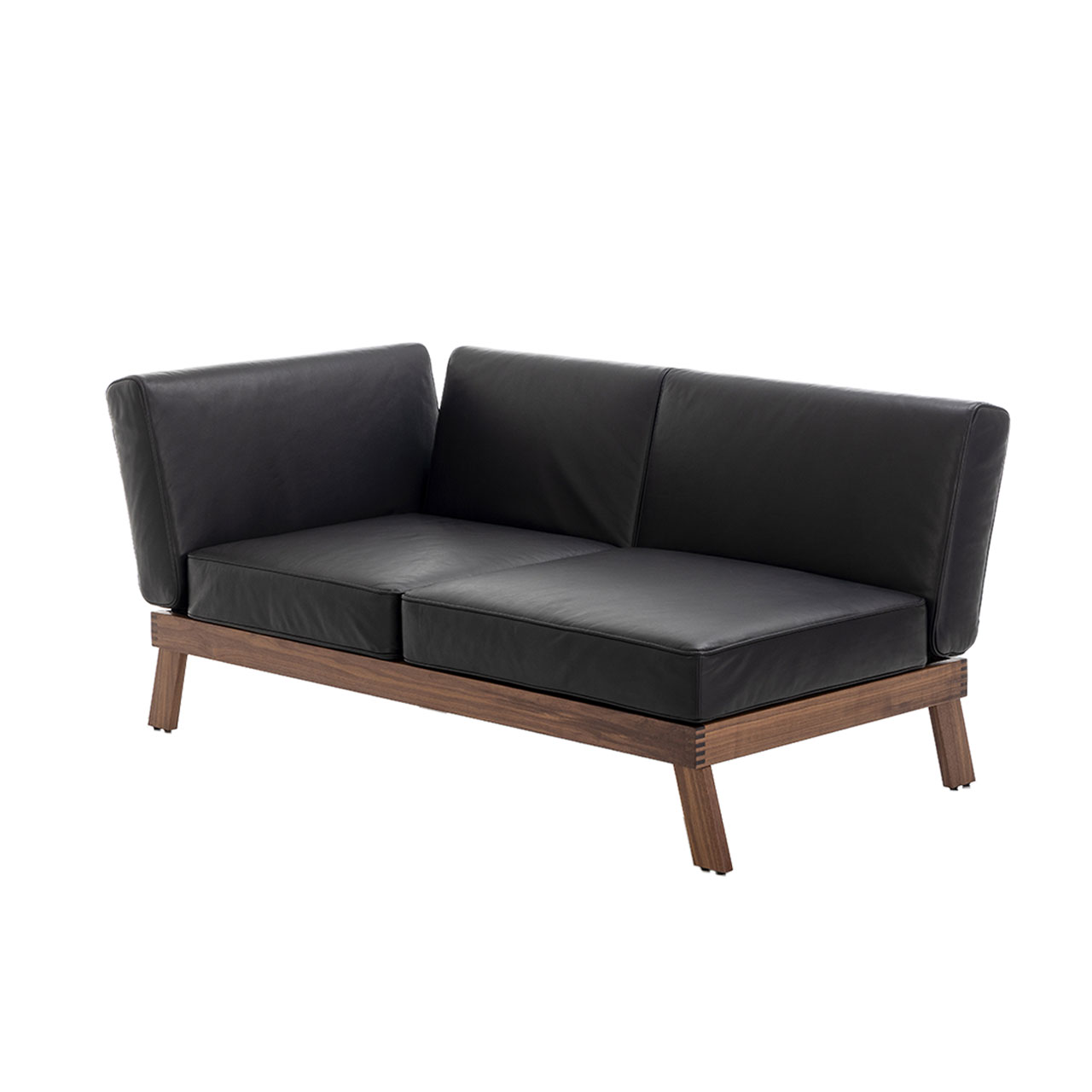 Openend der Serie brühl lofoten Lounge in schwarzem Leder. Das Untergestell ist in Eiche dunkel.