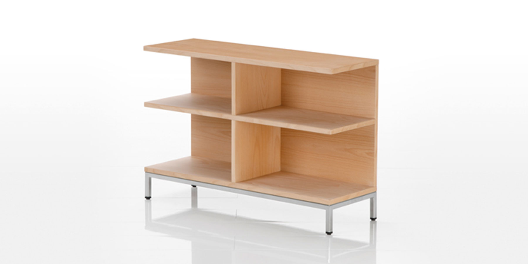 Ein niedriges Regal in Buchenholz mit einem Metall-Untergestell. 