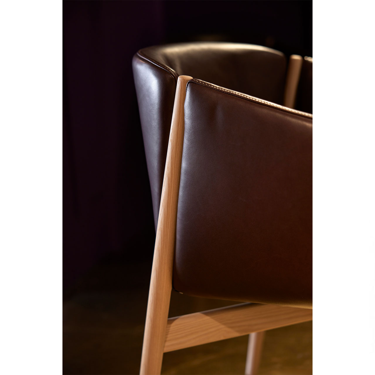 Detailaufnahme des Stuhls mit Lederbwezug