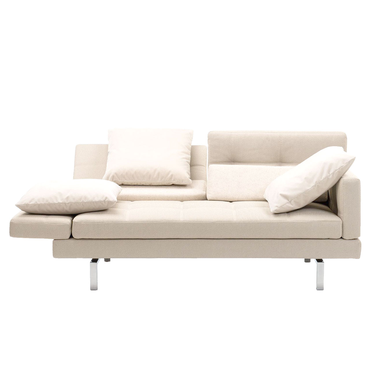 Weißes Ledersofa von brühl amber. Die linke Armlehne ist abgesenkt.