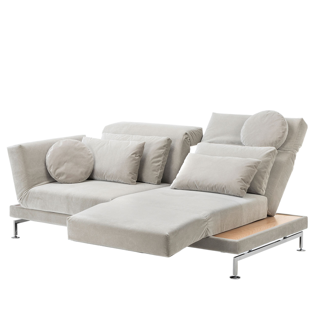 Beiges Sofa. Der rechte Sitzplatz ist zur Relaxposition umgeschwenkt. 