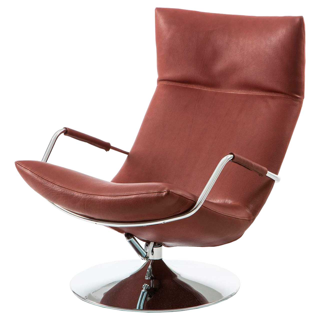 Drehsessel mit Armlehnen aus chrom glänzenden Metall. Der Sessel ist mit einem braunen Leder bezogen. Der Sessel steht auf einem ebenfalls chrom glänzenden Drehteller.