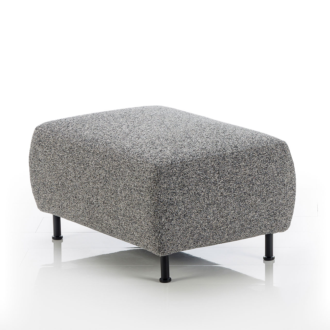 Quadratischer Hocker mit schwarzen Metallfüßen. Der Stoff ist grau meliert.